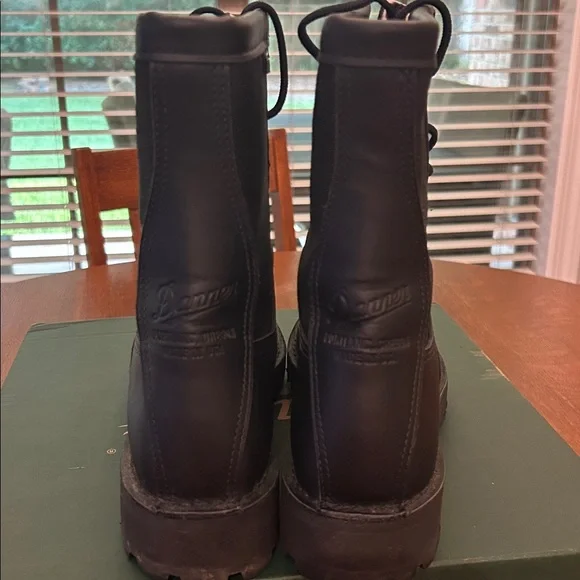 Danner Acadia 200G 8”H Black pair of boots Men's Size 7.5 EE